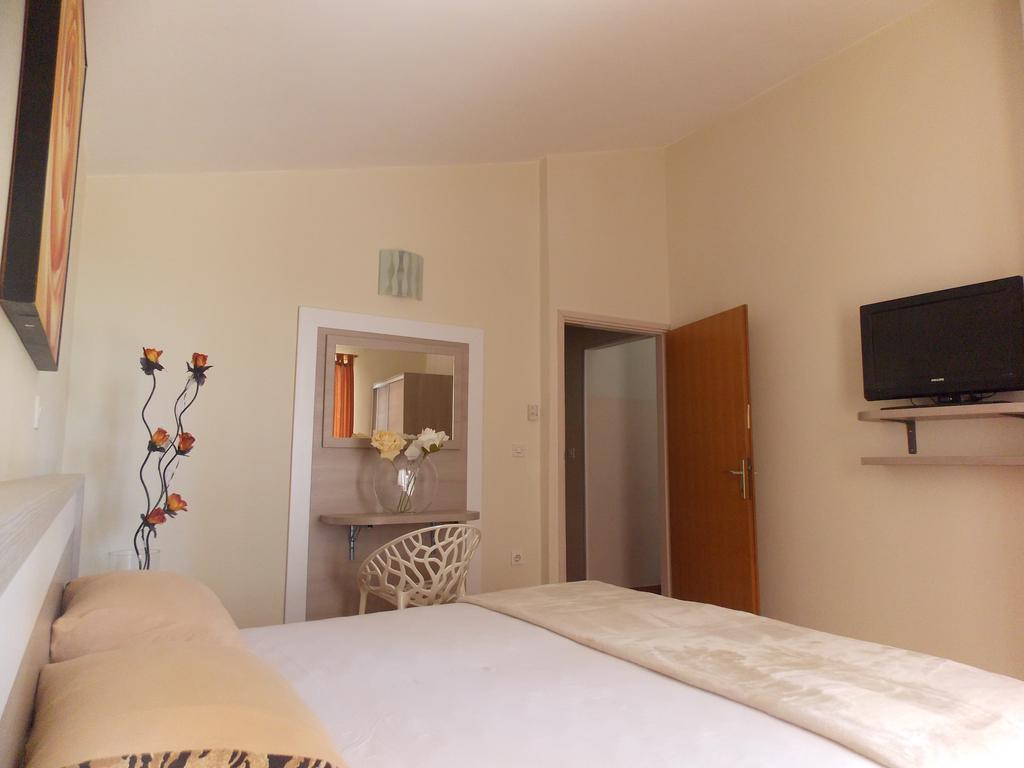 Apartmani Adriatic Ana Novaglia Esterno foto