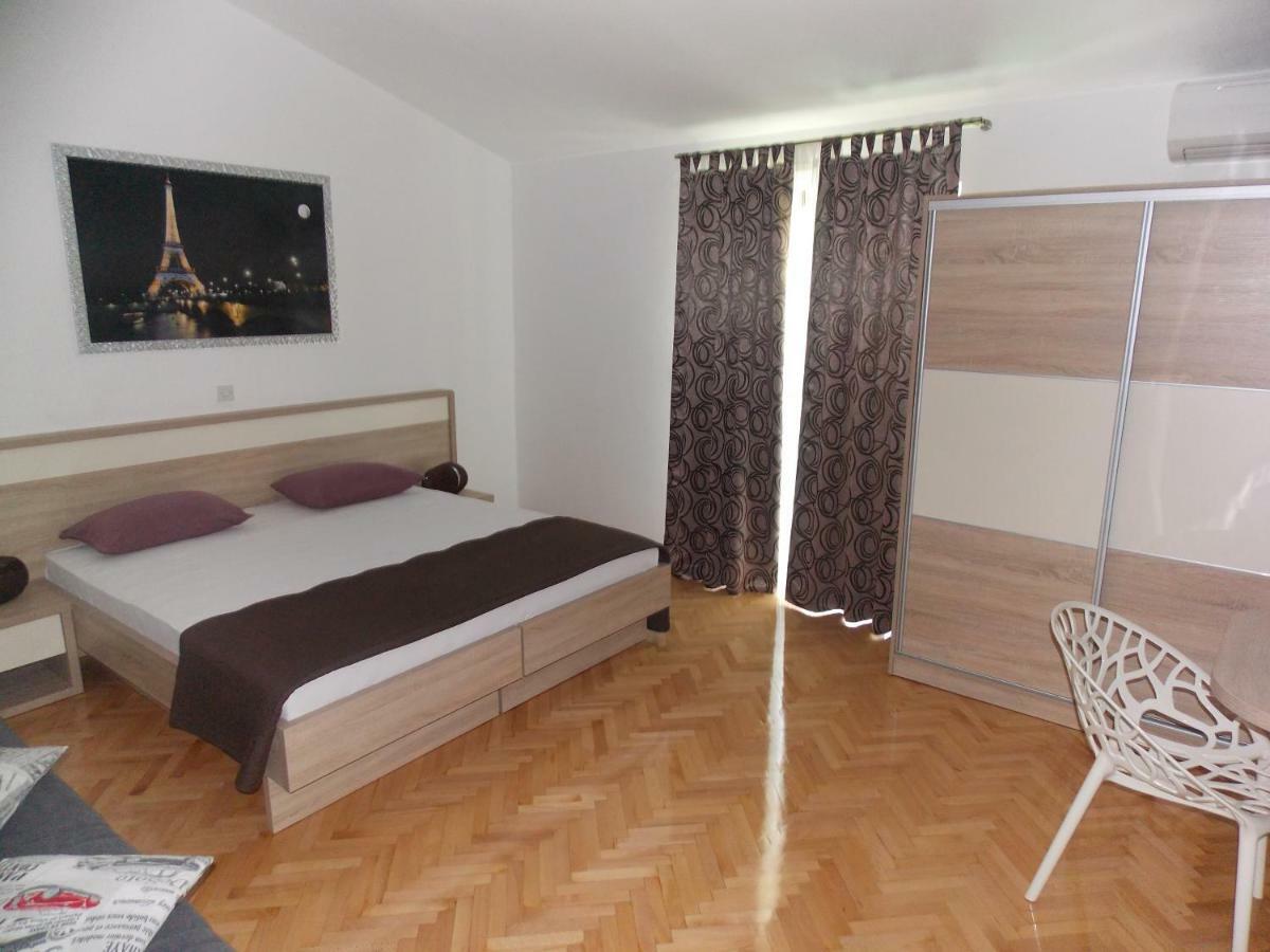 Apartmani Adriatic Ana Novaglia Esterno foto